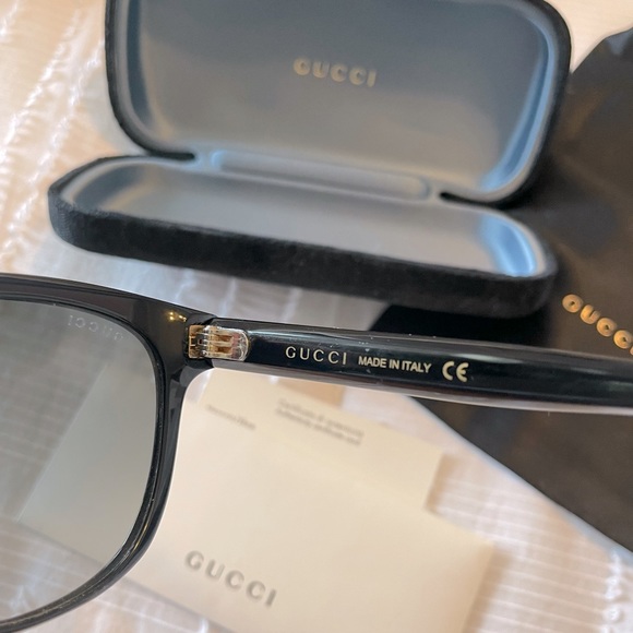 Black GUCCI sunglasses